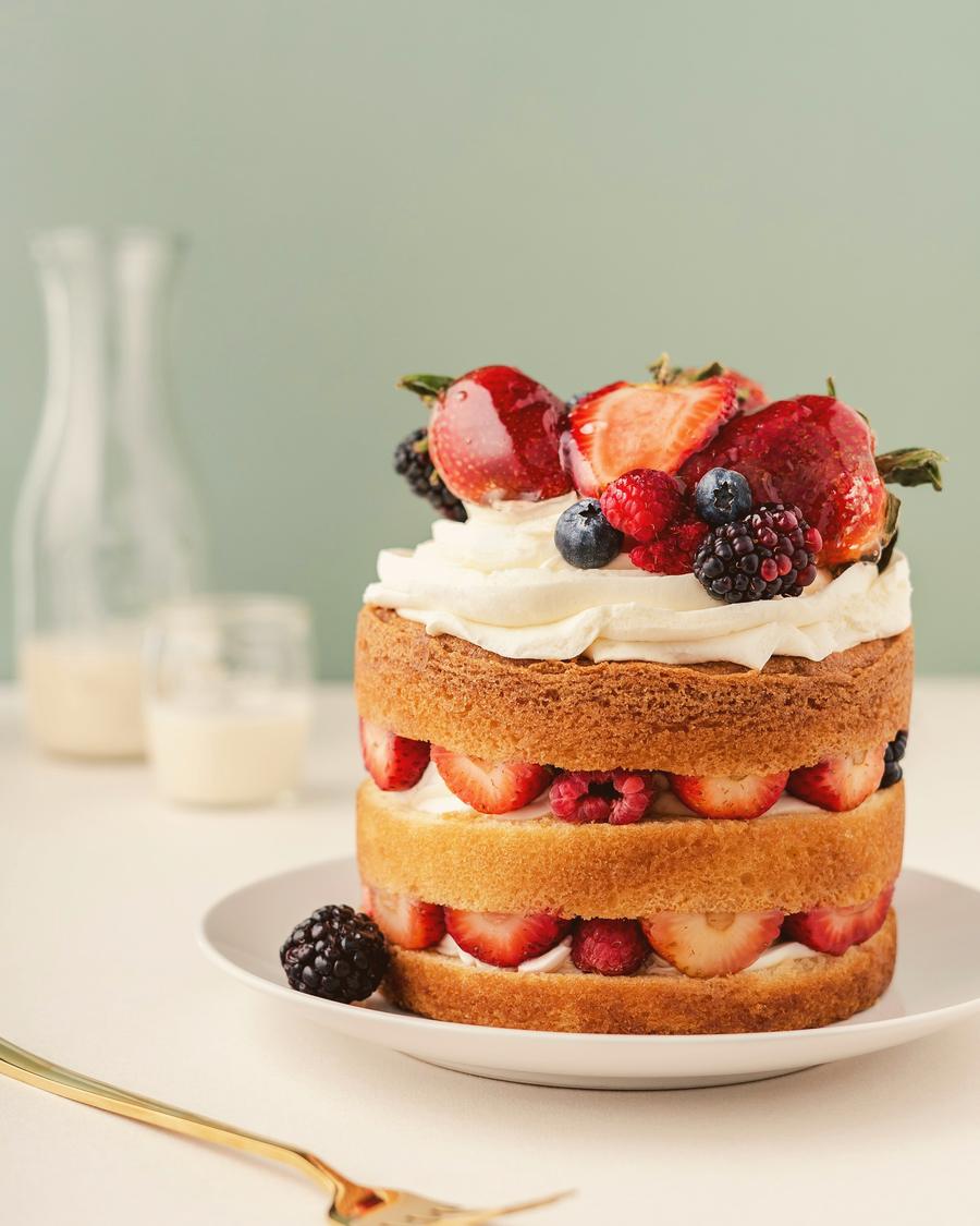 A two-layer sponge with cream and fresh strawberries on top